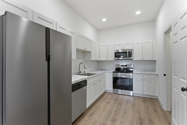 Building Photo - 2303 Parkview Ave