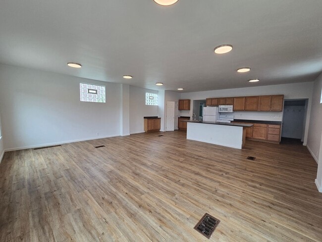 Building Photo - 2 Bedroom 1 Bathroom - Single Floor Living