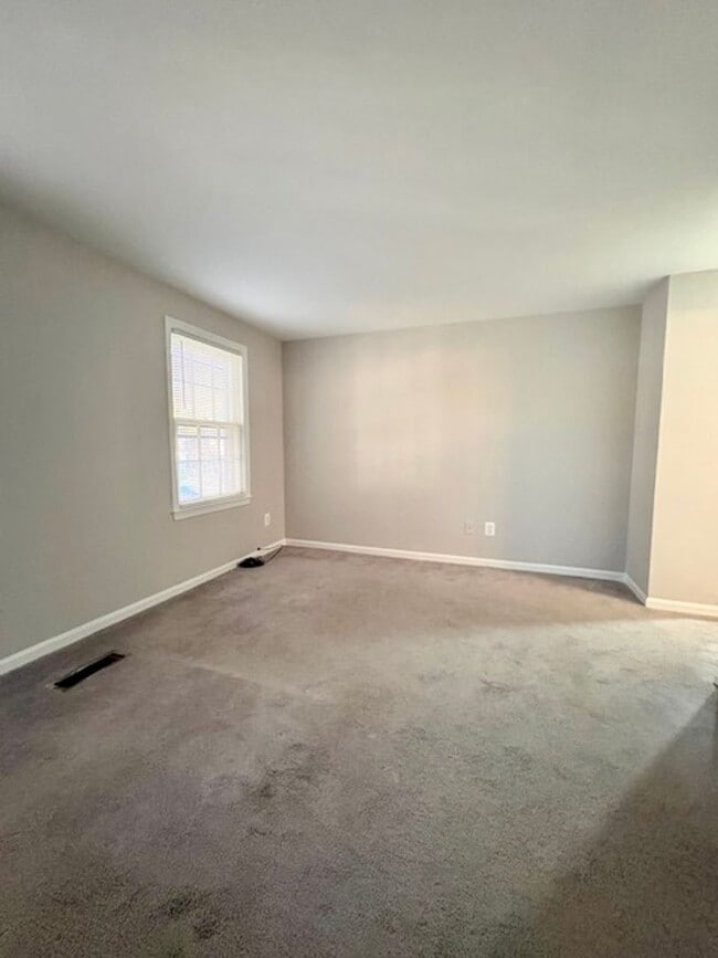 Building Photo - Beautiful end-unit townhome. Walkout basement. Quiet community