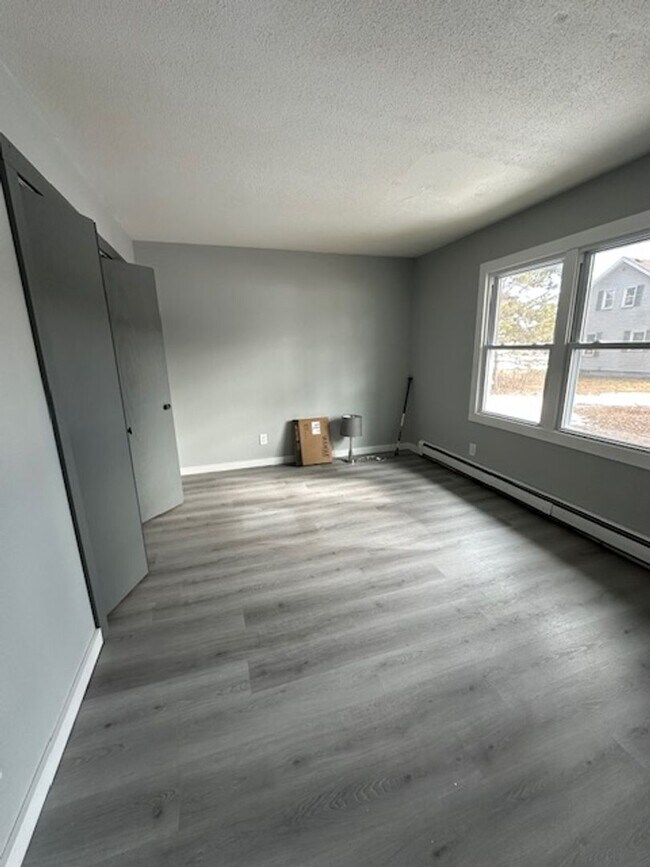 Building Photo - 603 3rd Ave NW