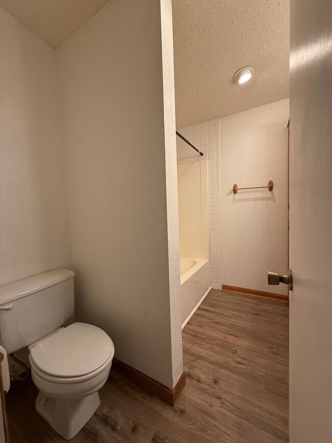 Building Photo - Spacious 4 bedroom, 2 bath home AVAILABLE NOW!