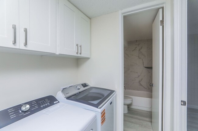 Building Photo - Sunset Lakeview - Fully renovated 3 bedroom, 2 bath on lower floor comes with tandem parking for ...