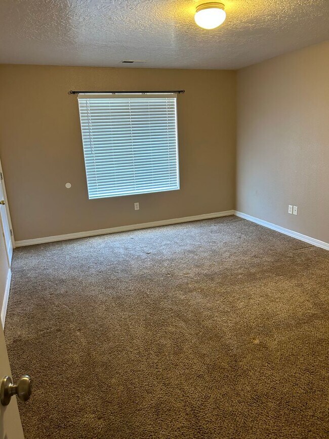 Building Photo - Charming Twinhome