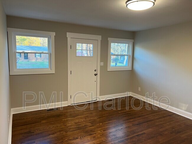 Building Photo - 1037 Newcastle Rd