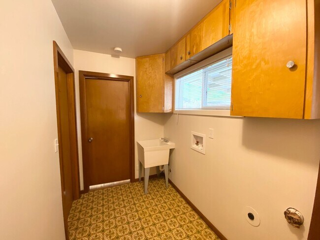 Building Photo - Price reduced! Nicely updated kitchen in t...