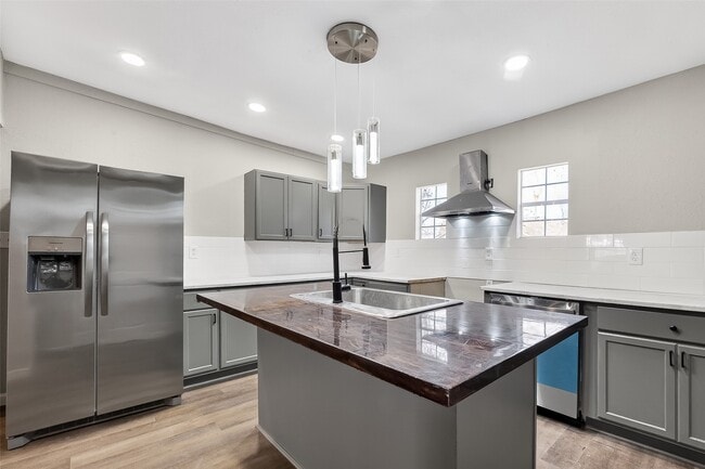 Building Photo - 7437 Bywood St