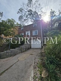 Building Photo - Welcome to this charming 3-bedroom, **Pric...