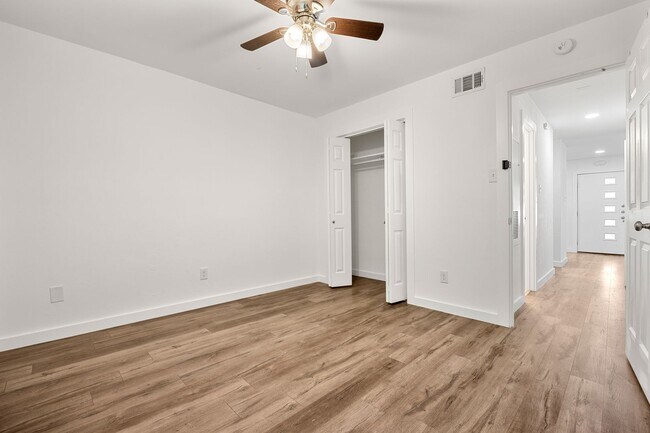 Building Photo - Updated North Austin Condo with Modern Fin...