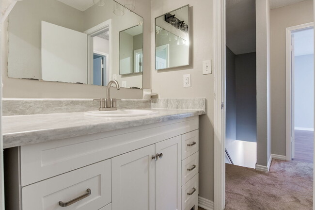 Building Photo - Desirable townhouse centerally located.