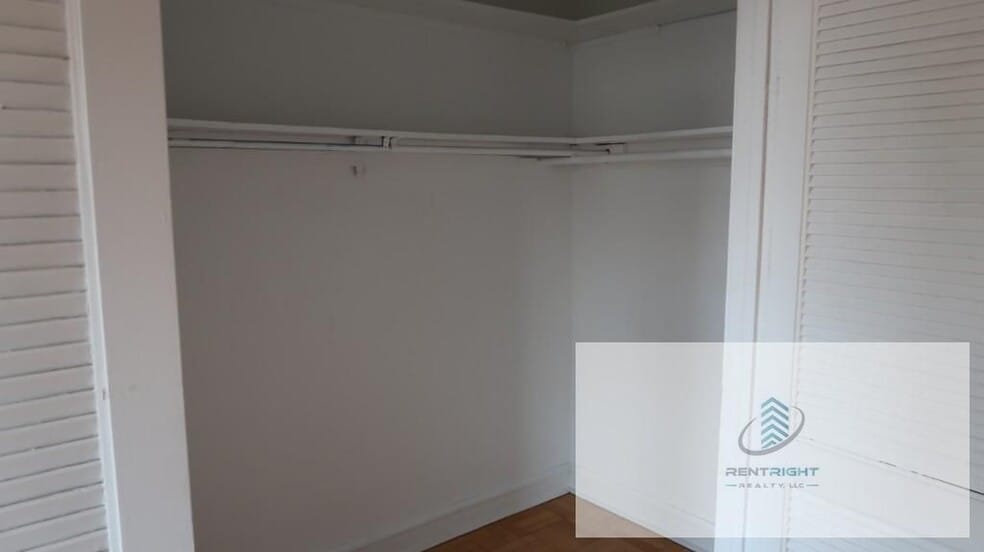 Building Photo - 1209 W Sherwin Ave