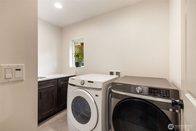 Building Photo - Brand new 4bed 2.5bath Home.