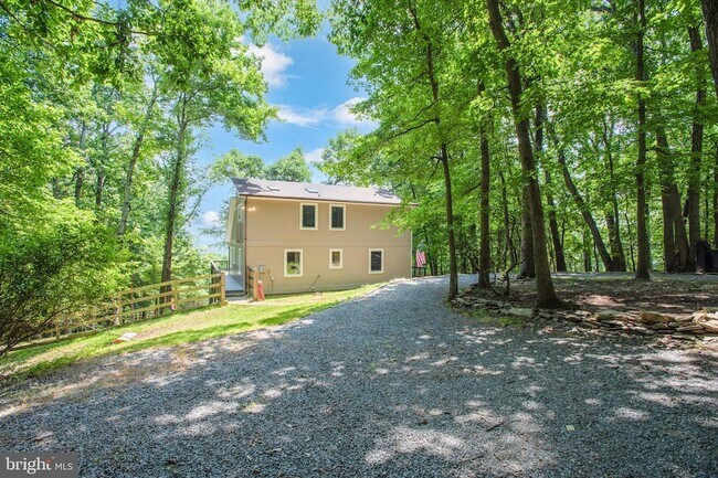 Building Photo - 1619 Summit Dr