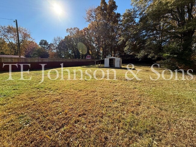 Building Photo - Cozy Greensboro Home with Modern Comforts