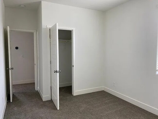 Building Photo - 2434 Urdaneta Way