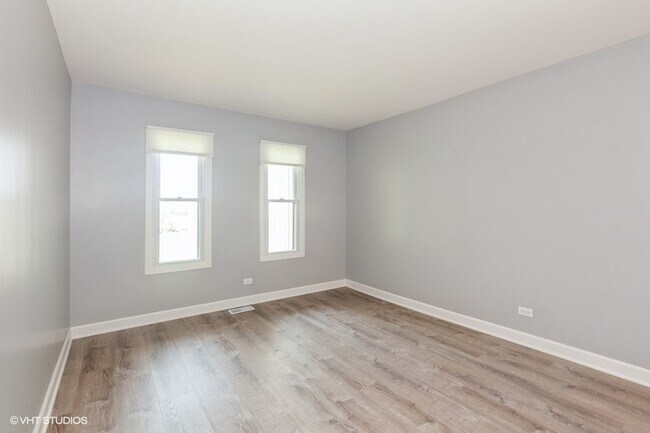 Building Photo - 2242 Country Club Dr