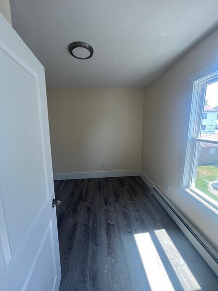 Building Photo - 151 Pilgrim Ave