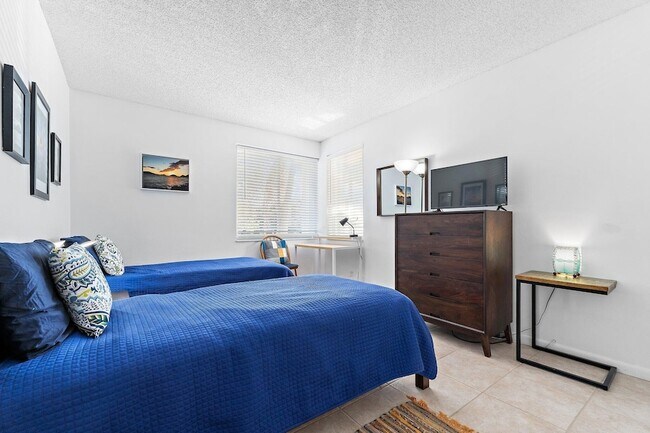 Building Photo - 353 S US Hwy 1