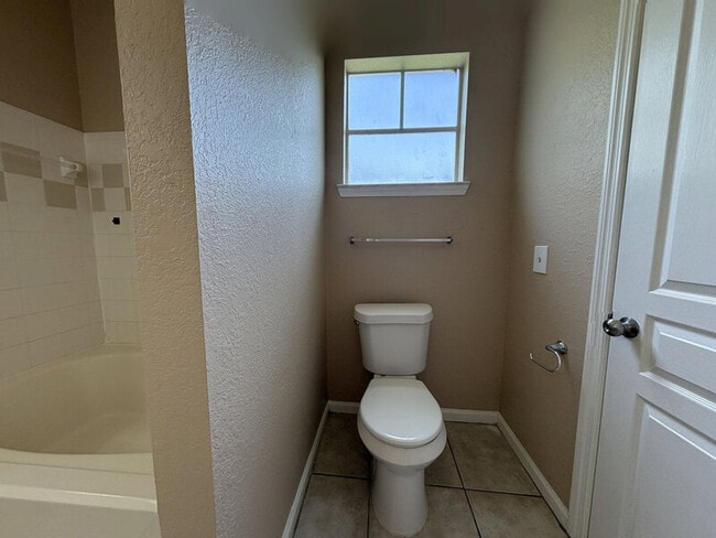 Building Photo - 9301 Crescent Loop Cir