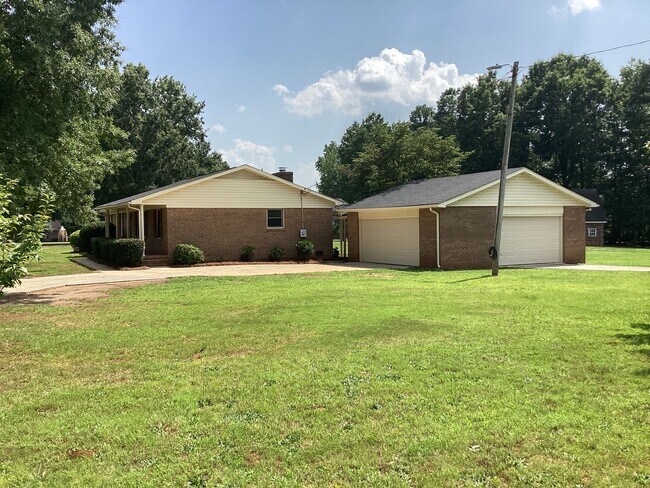 Building Photo - Lovely 3-Bedroom, 2-Bathroom Ranch