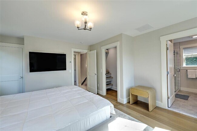 Building Photo - 137 Rosebriar Ave