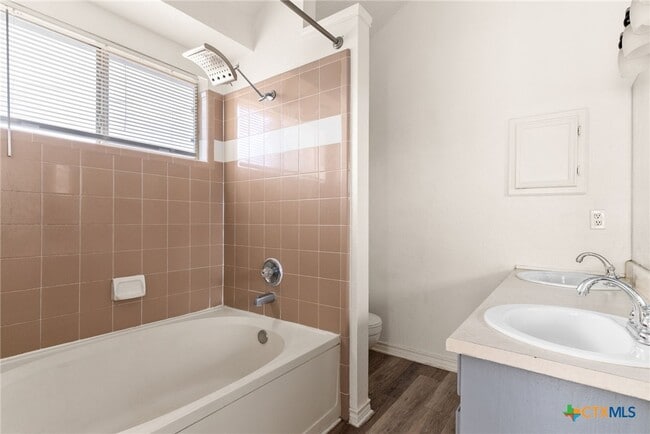 Building Photo - 2702 Hemlock Dr