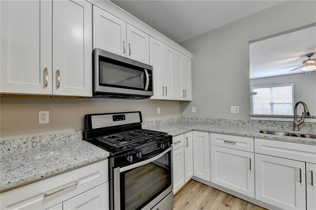 Building Photo - 4005 Edgecomb Dr
