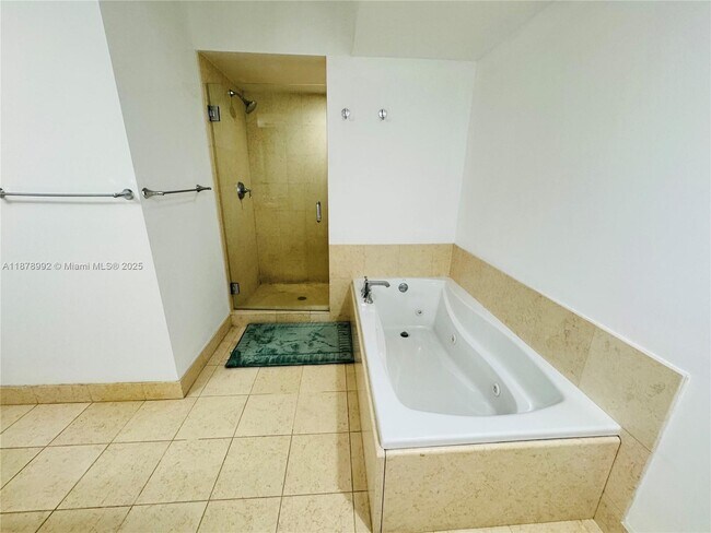 Building Photo - 20000 E Country Club Dr