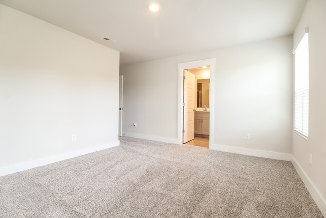 Building Photo - Beautiful Townhome in Greenville