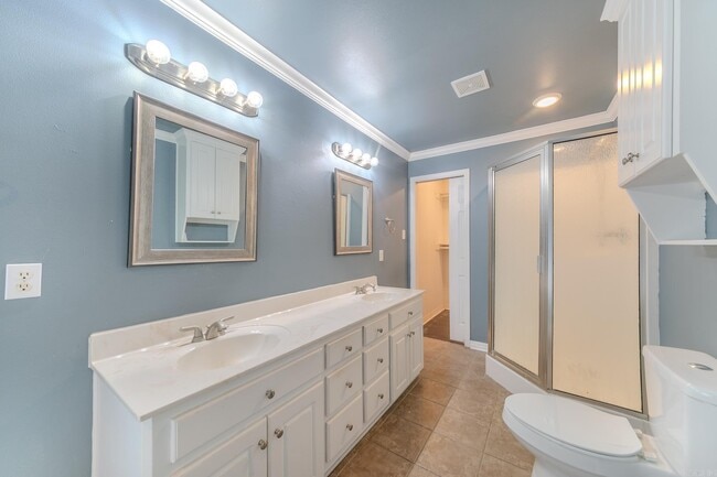 Building Photo - 12 Forest Dr