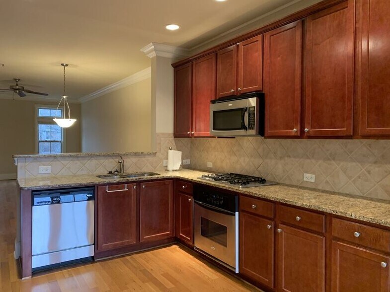 Building Photo - 817 Perennial Dr