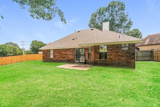 Building Photo - 6580 Silver Oak Cove