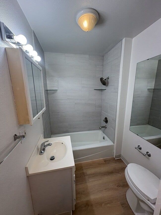 Building Photo - Updated & Spacious 1 Bed 1 Bath