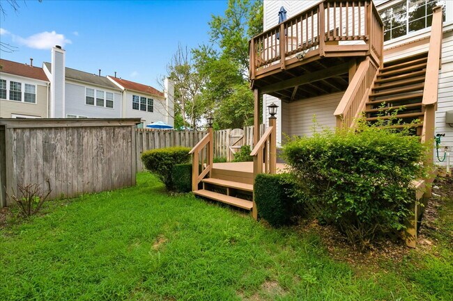 Building Photo - Updated 3BR End-Unit Townhome in Ashburn Farm