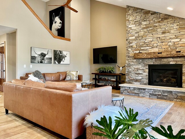 Building Photo - Sophisticated Condo Retreat on Old Mission Peninsula