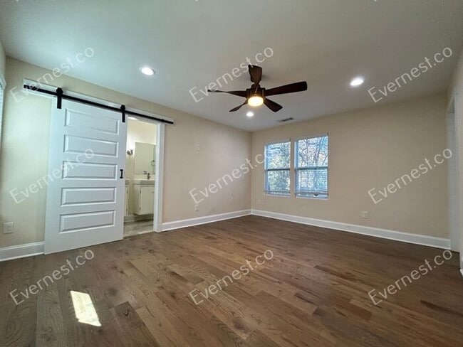 Building Photo - 998 Mayson Turner Rd NW
