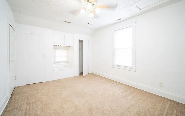 Building Photo - 935 Somerset Dr