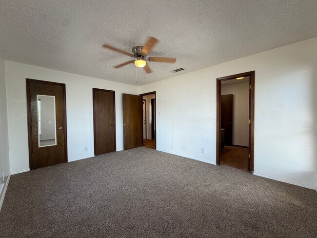 Building Photo - 1003 Poplar St