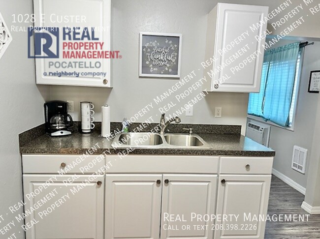 Building Photo - 1028 E Custer-