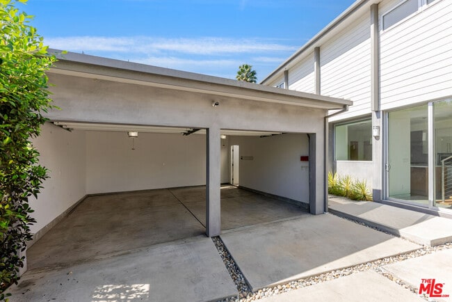 Building Photo - 547 Huntley Dr