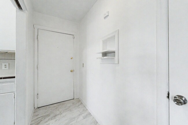 Building Photo - 806 H St