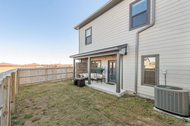 Building Photo - 4/4.5 in Pershing Pointe Townhomes! Availa...