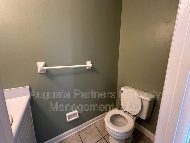 Building Photo - 2448 Riverlook Dr