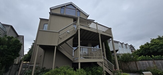 Building Photo - 3033 W Viewmont Wy W