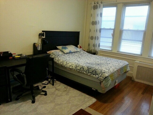 Building Photo - Great Studio in perfect location! Laundry in building.