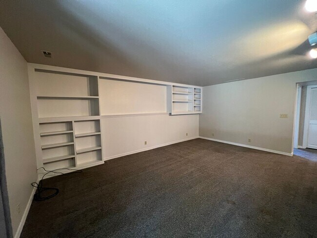 Building Photo - Fantastic 4 bed 3 bath home in the Highlan...