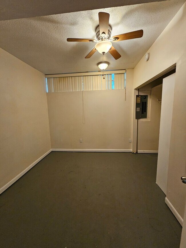 Building Photo - 6 Bedroom/3 Bath home in Black Acres