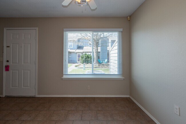 Building Photo - Beautiful  3 Bedroom, 2.5 Bath Condo in Canterbury!