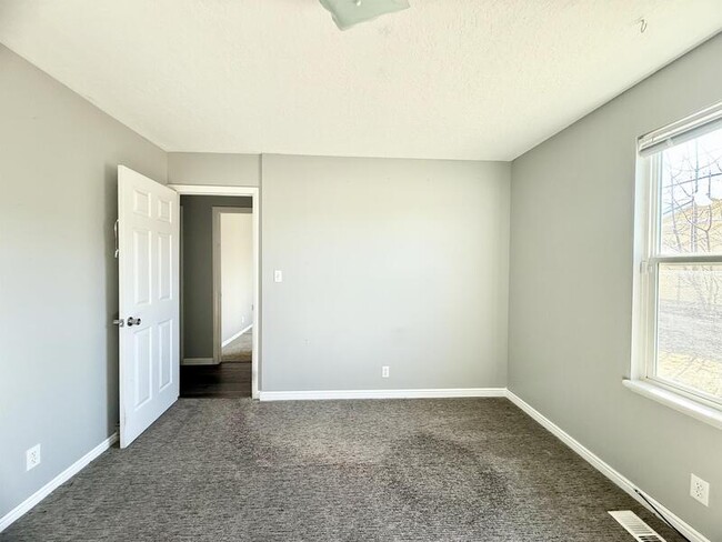 Building Photo - 1334 Sudbury Ave