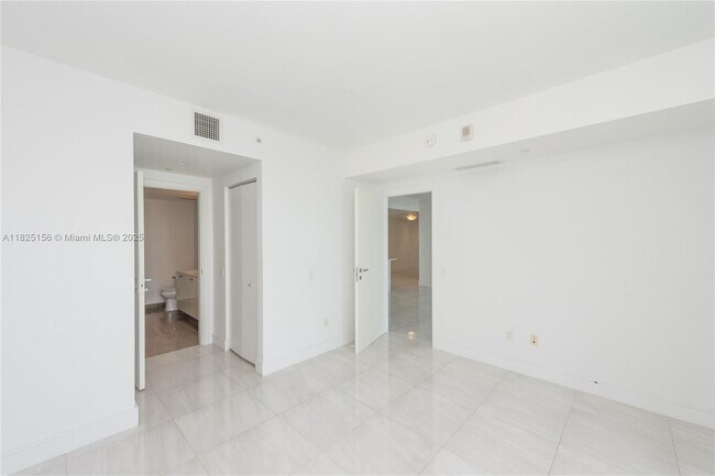 Building Photo - 1300 Brickell Bay Dr