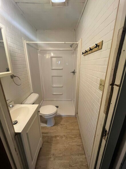 Building Photo - 2025 W 4th St